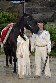 Rhianna ist gespielt von Marina Hohnke, die Winnetou Rolle übernimmt Matthias M. (©Foto: Ingrid Grossmann)